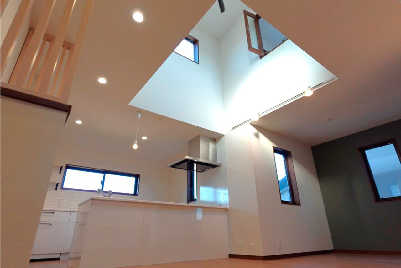 おいしいおうち 【2500万円/高低差ある土地/間取り有】約25坪の敷地を有効活用。外との繋がりも楽しめる開放感ある3階建ての建築実例画像2