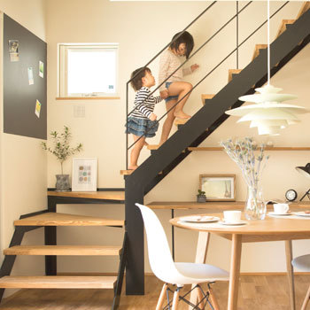 グランハウス 一級建築士事務所 【1000万円台/30坪台/4LDK/間取り図】ナチュラルな木の空間×黒。造作収納や家事動線に感激のカッコいい家の建築実例画像2