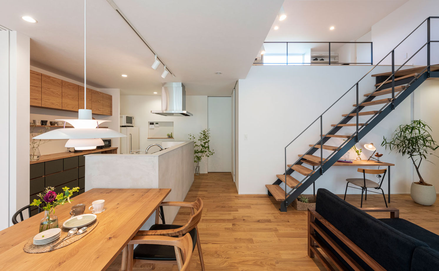 グランハウス 一級建築士事務所 【2000万円台/平屋/4LDK/間取り図】バイクガレージ・ロフトの２つの秘密基地と庭にBBQテラスのある平屋の建築実例画像2