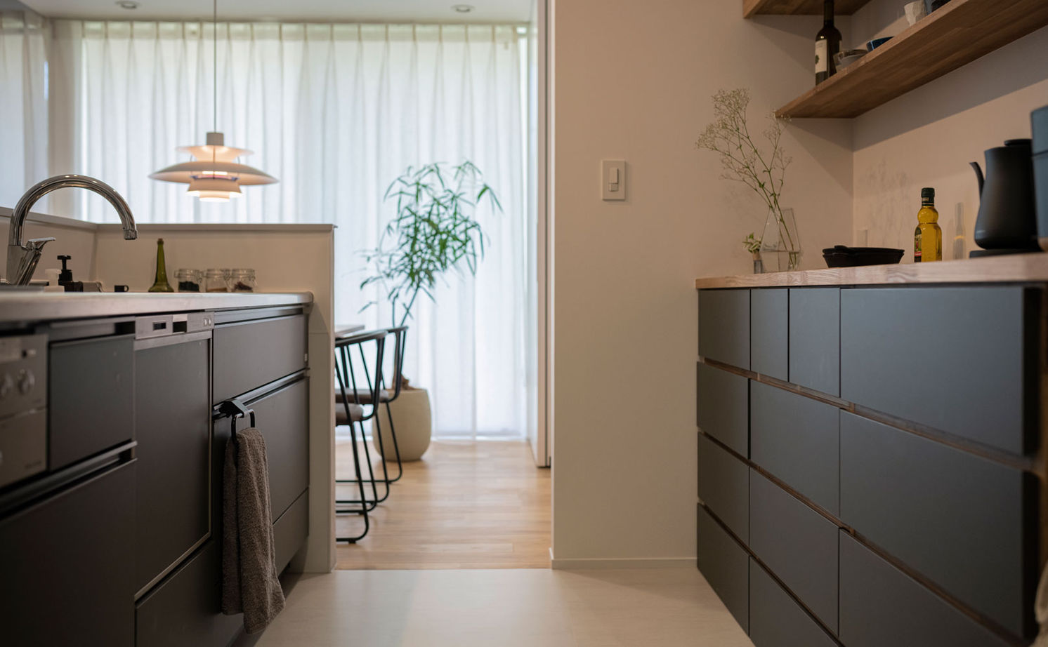 グランハウス 一級建築士事務所 【2000万円台/平屋/4LDK/間取り図】バイクガレージ・ロフトの２つの秘密基地と庭にBBQテラスのある平屋の建築実例画像8