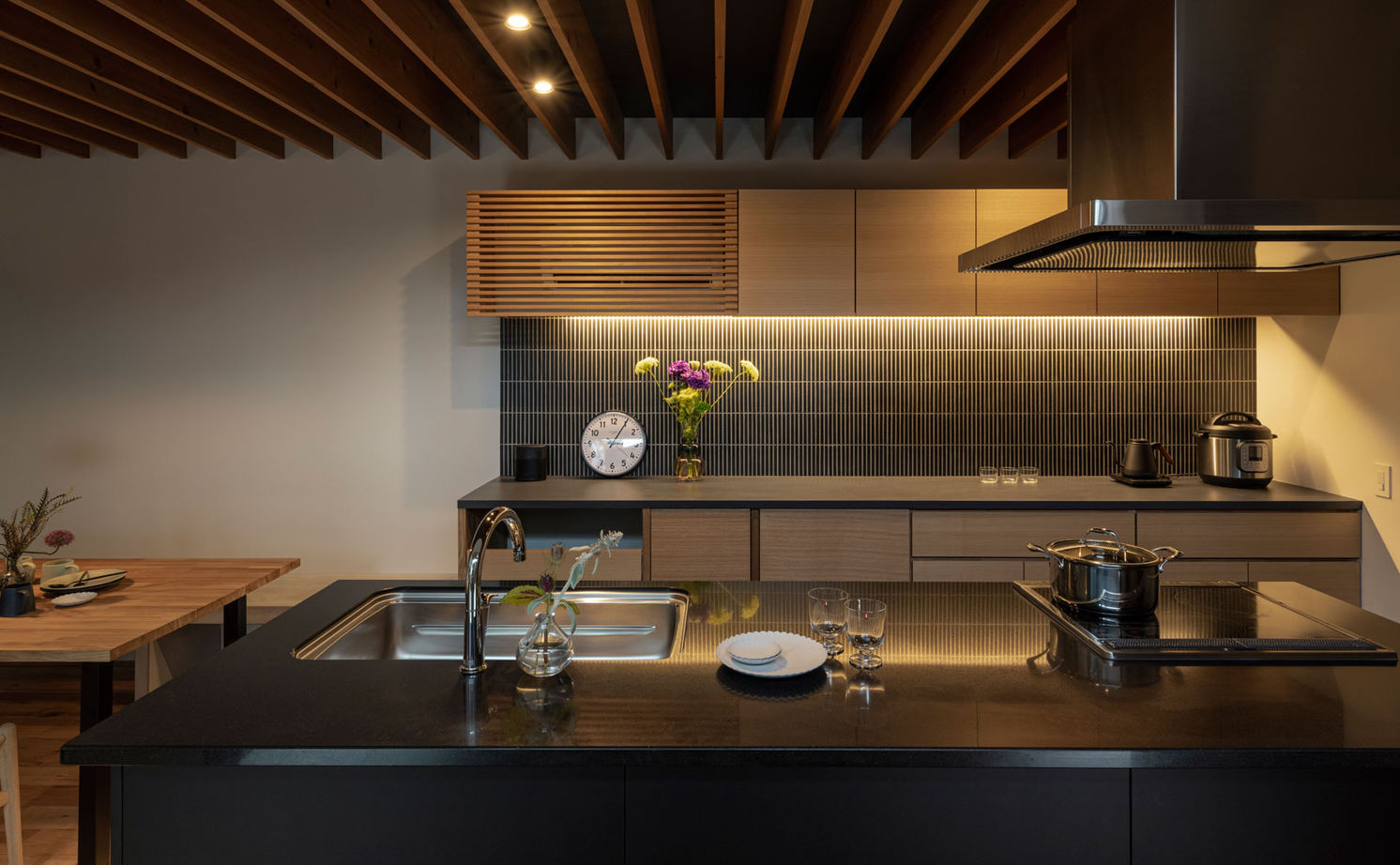 グランハウス 一級建築士事務所 【2000万円台/24mのワイドな平屋/2つの中庭】細長い敷地をプラスに変えて広々。造作が映えるシックな平屋の建築実例画像3