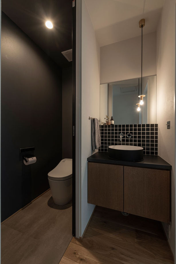 グランハウス 一級建築士事務所 【2000万円台/24mのワイドな平屋/2つの中庭】細長い敷地をプラスに変えて広々。造作が映えるシックな平屋の建築実例画像9