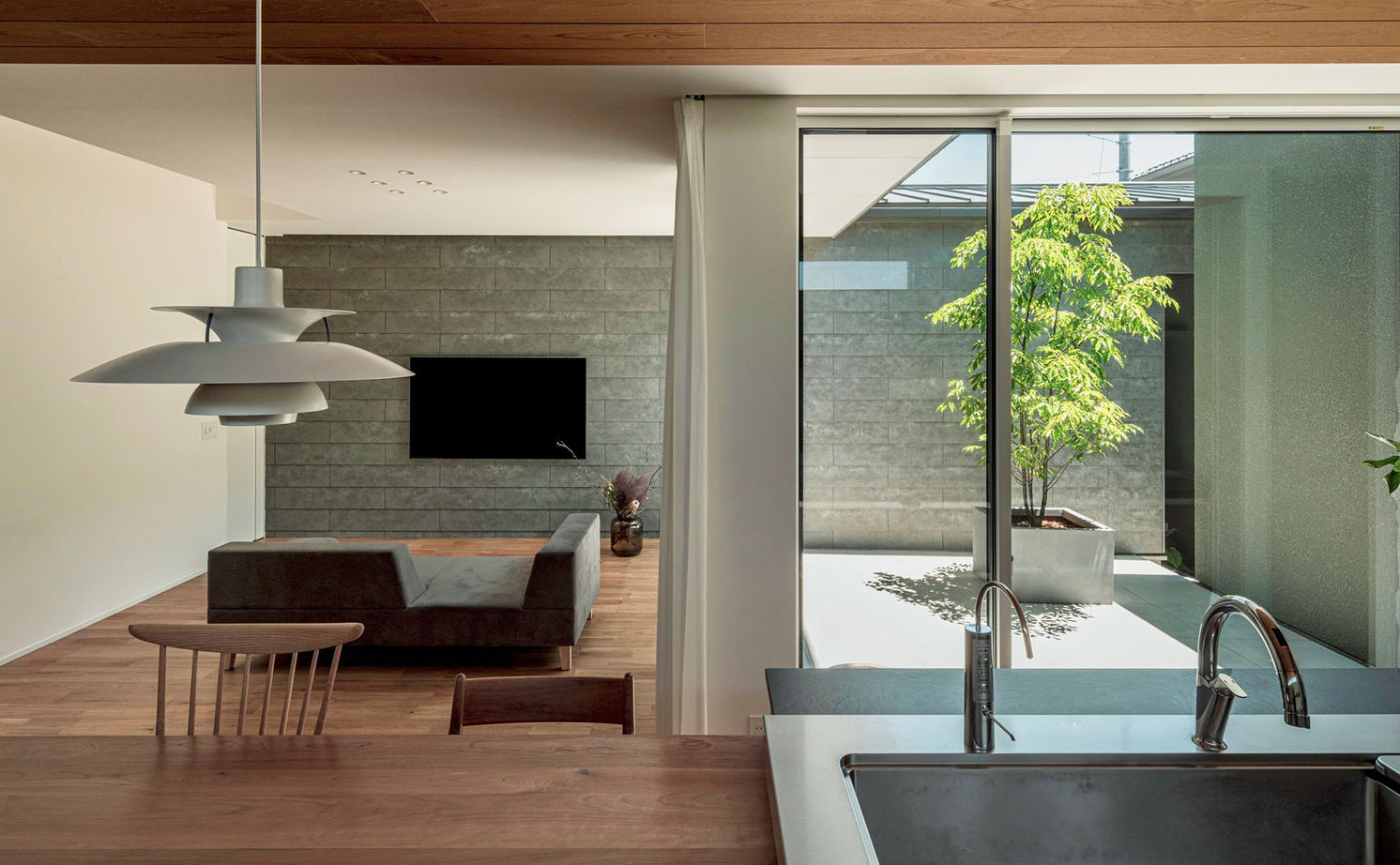 グランハウス 一級建築士事務所 【2000万円台/中庭/ビルトインガレージ/間取り図】和モダンの外観の中は隠れ家美術館の様にシンプルな家の建築実例画像2