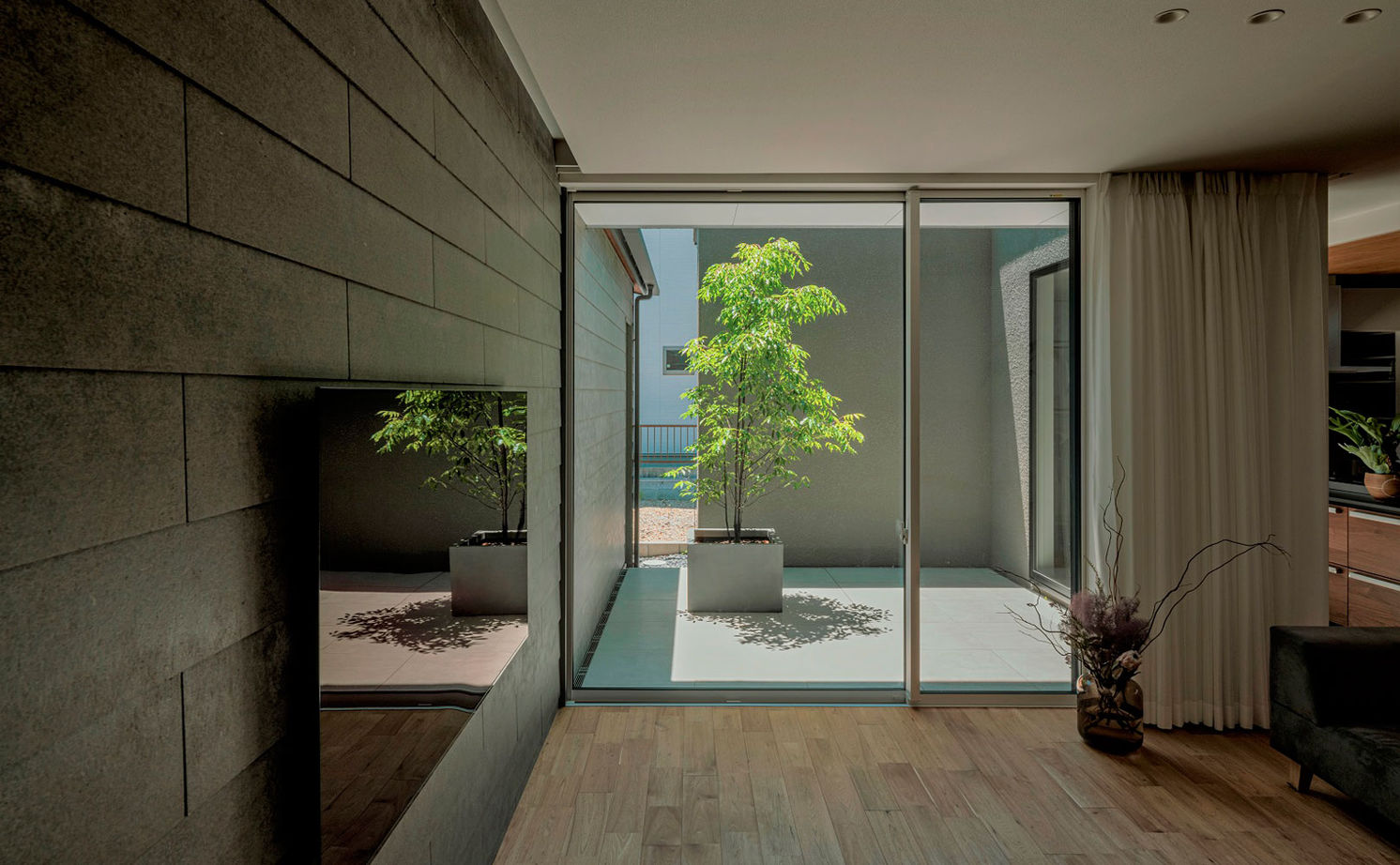 グランハウス 一級建築士事務所 【2000万円台/中庭/ビルトインガレージ/間取り図】和モダンの外観の中は隠れ家美術館の様にシンプルな家の建築実例画像3