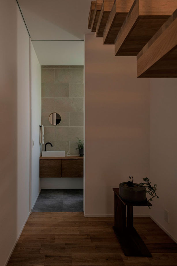 グランハウス 一級建築士事務所 【2000万円台/中庭/ビルトインガレージ/間取り図】和モダンの外観の中は隠れ家美術館の様にシンプルな家の建築実例画像12