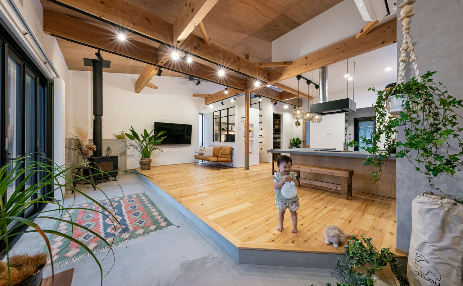 グランハウス 一級建築士事務所 【2000万円台×平屋×薪ストーブ×コの字キッチン/間取り図有】コテージのように自然を感じるコの字の平屋の建築実例画像2