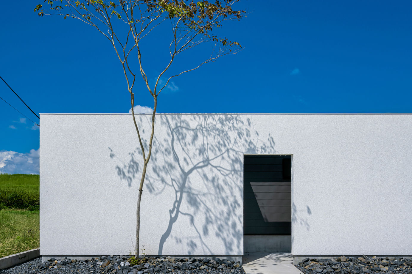 グランハウス 一級建築士事務所 【2000万円台×コの字の平屋×ガレージ×中庭】白の大壁で囲まれたジャパンディな平屋。爽快なテラスも！の建築実例画像1