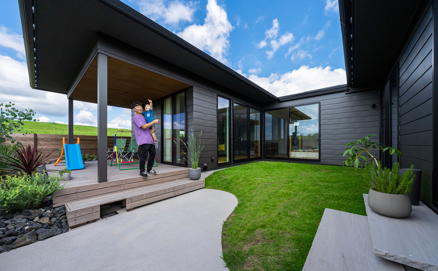 グランハウス 一級建築士事務所 【2000万円台×コの字の平屋×ガレージ×中庭】白の大壁で囲まれたジャパンディな平屋。爽快なテラスも！の建築実例画像2