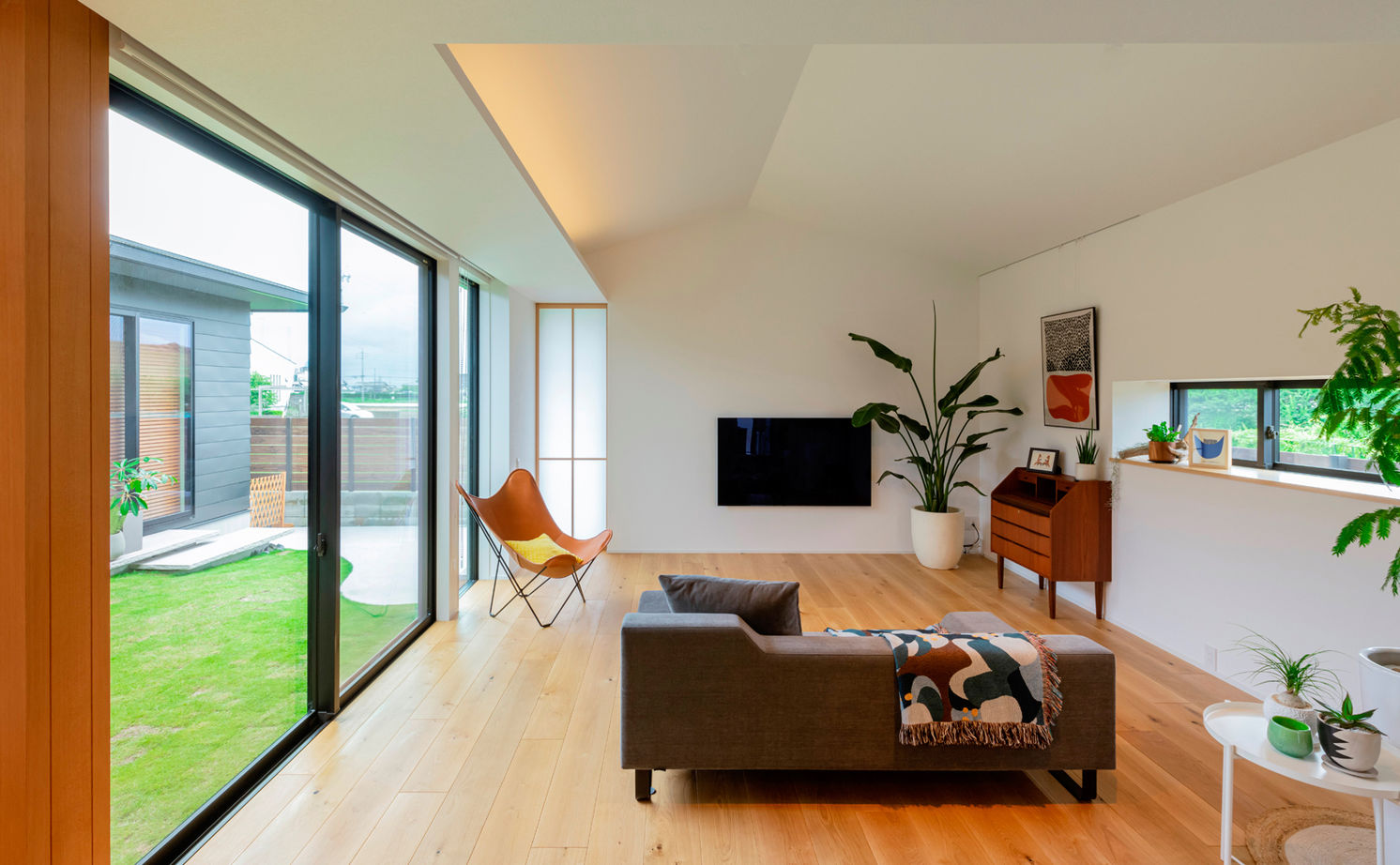 グランハウス 一級建築士事務所 【2000万円台×コの字の平屋×ガレージ×中庭】白の大壁で囲まれたジャパンディな平屋。爽快なテラスも！の建築実例画像3