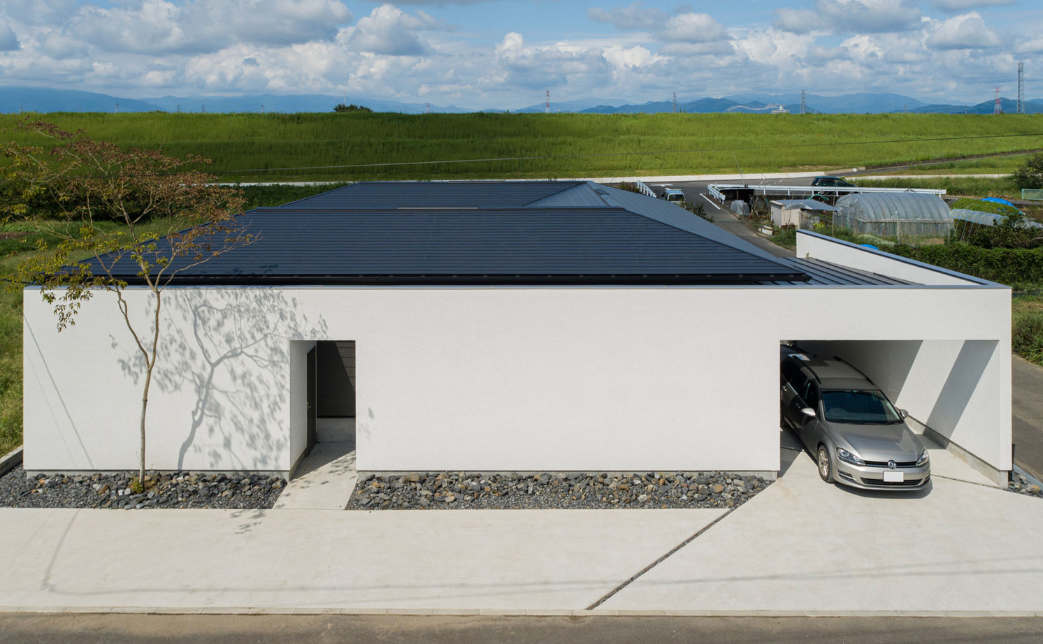 グランハウス 一級建築士事務所 【2000万円台×コの字の平屋×ガレージ×中庭】白の大壁で囲まれたジャパンディな平屋。爽快なテラスも！の建築実例画像4