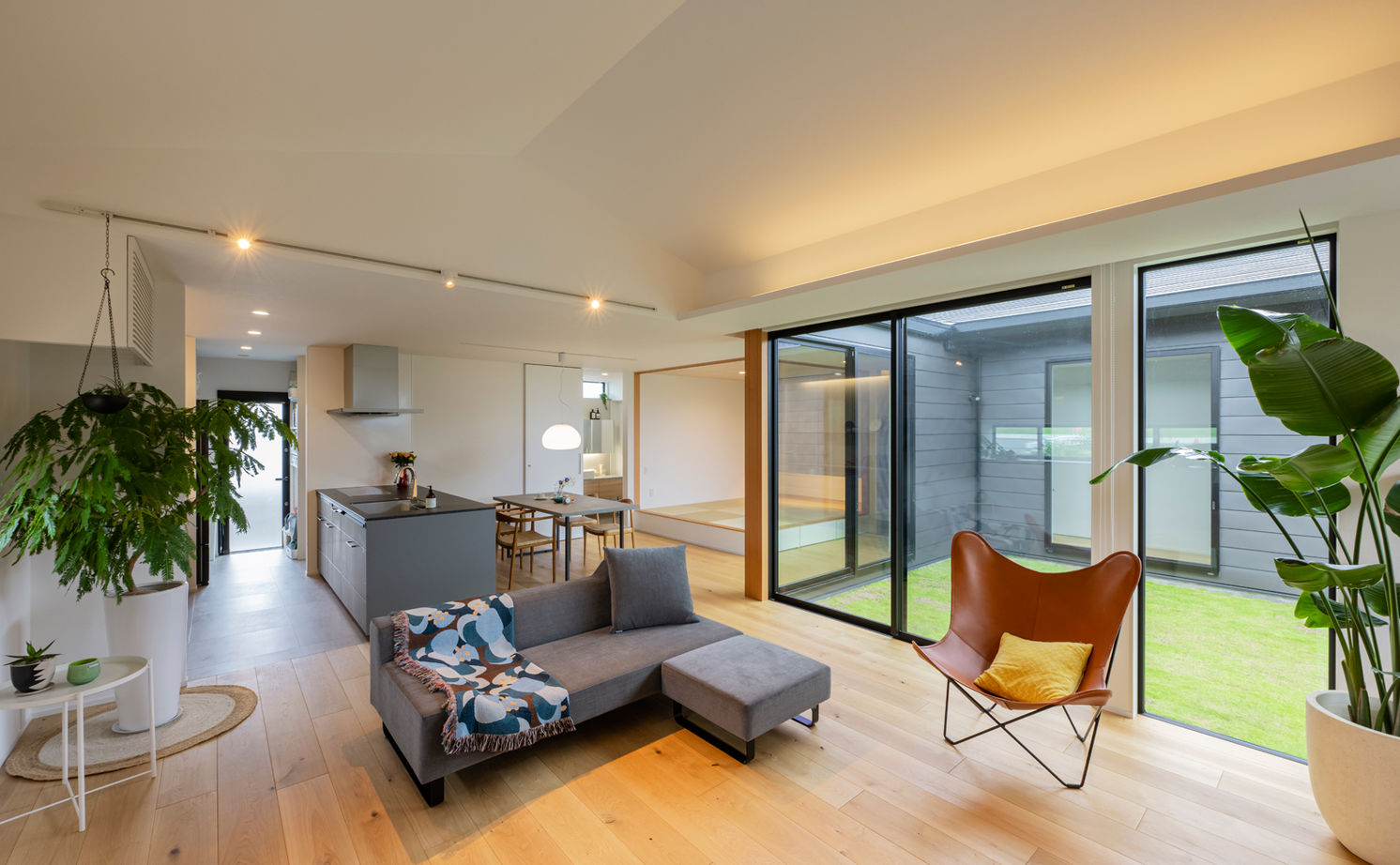 グランハウス 一級建築士事務所 【2000万円台×コの字の平屋×ガレージ×中庭】白の大壁で囲まれたジャパンディな平屋。爽快なテラスも！の建築実例画像5