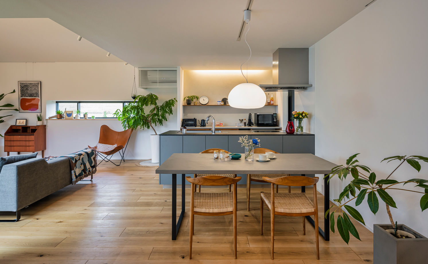 グランハウス 一級建築士事務所 【2000万円台×コの字の平屋×ガレージ×中庭】白の大壁で囲まれたジャパンディな平屋。爽快なテラスも！の建築実例画像6