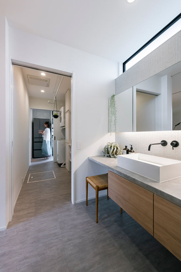 グランハウス 一級建築士事務所 【2000万円台×コの字の平屋×ガレージ×中庭】白の大壁で囲まれたジャパンディな平屋。爽快なテラスも！の建築実例画像9