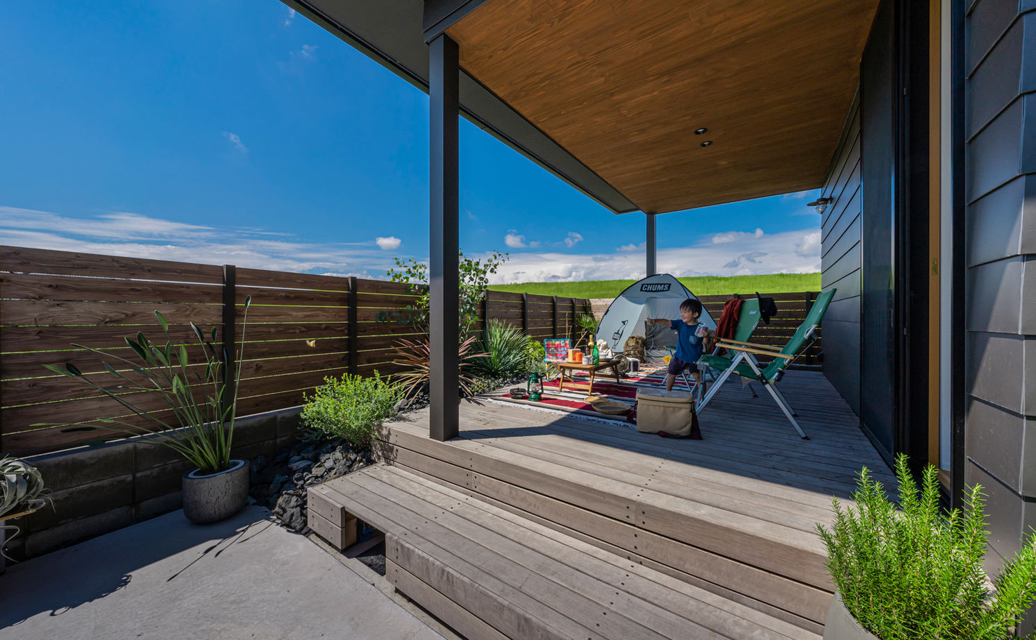 グランハウス 一級建築士事務所 【2000万円台×コの字の平屋×ガレージ×中庭】白の大壁で囲まれたジャパンディな平屋。爽快なテラスも！の建築実例画像12