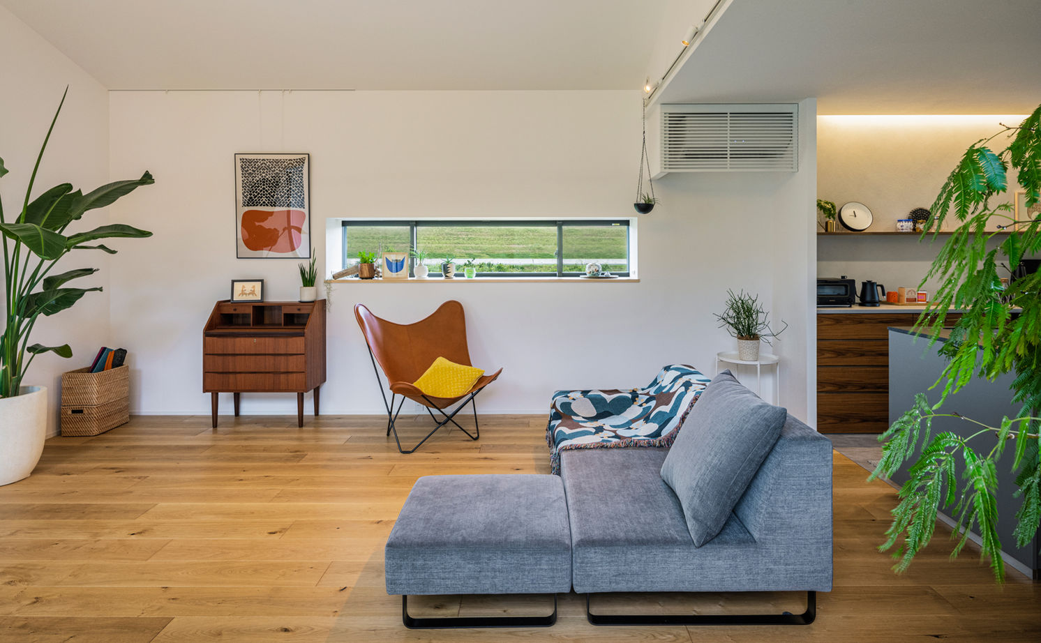 グランハウス 一級建築士事務所 【2000万円台×コの字の平屋×ガレージ×中庭】白の大壁で囲まれたジャパンディな平屋。爽快なテラスも！の建築実例画像14