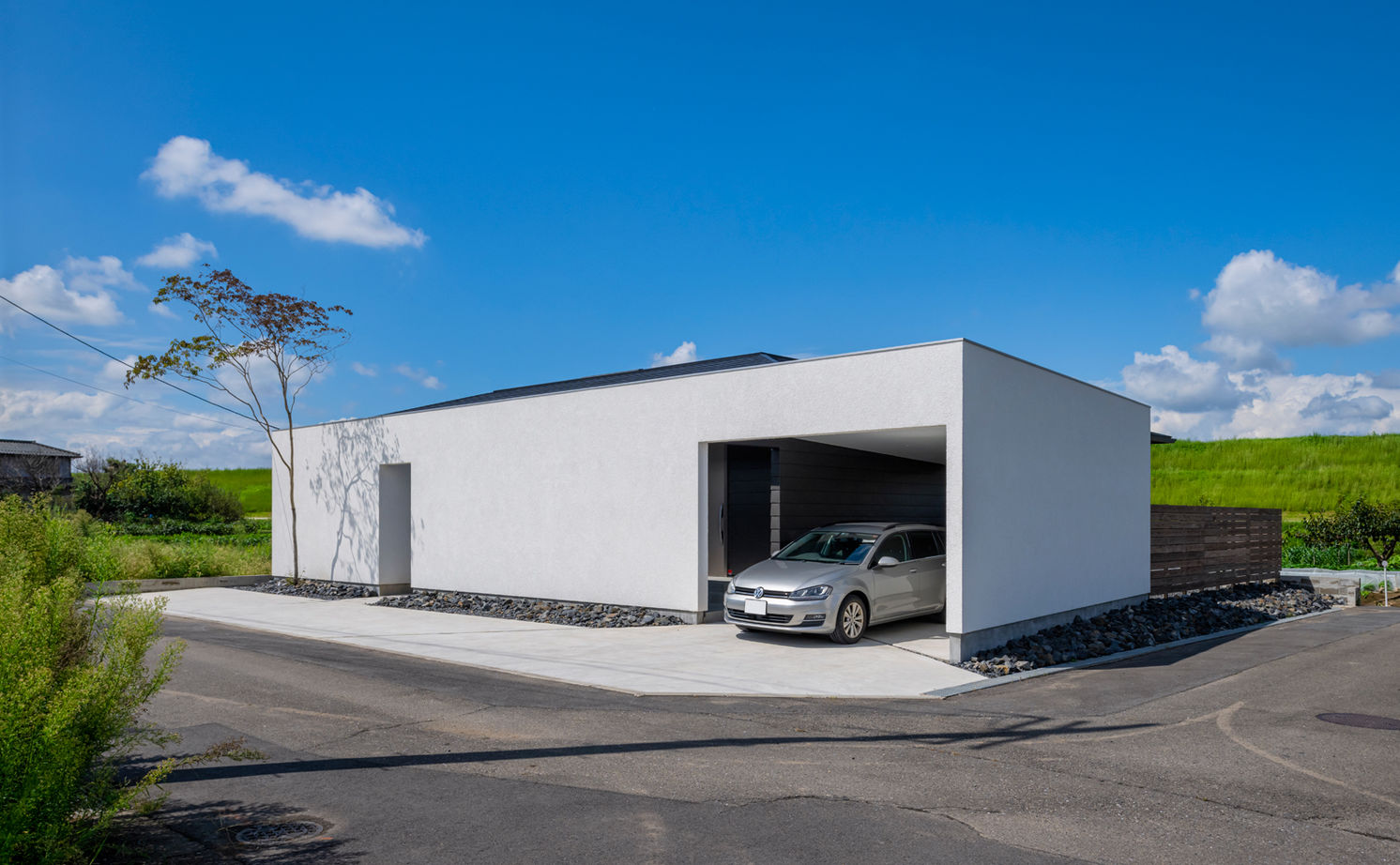 グランハウス 一級建築士事務所 【2000万円台×コの字の平屋×ガレージ×中庭】白の大壁で囲まれたジャパンディな平屋。爽快なテラスも！の建築実例画像15