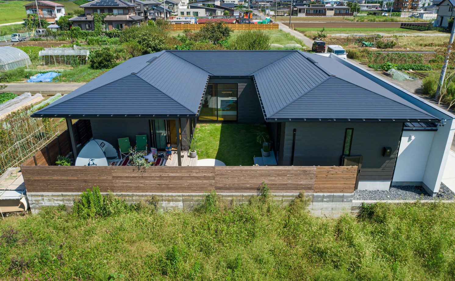 グランハウス 一級建築士事務所 【2000万円台×コの字の平屋×ガレージ×中庭】白の大壁で囲まれたジャパンディな平屋。爽快なテラスも！の建築実例画像16