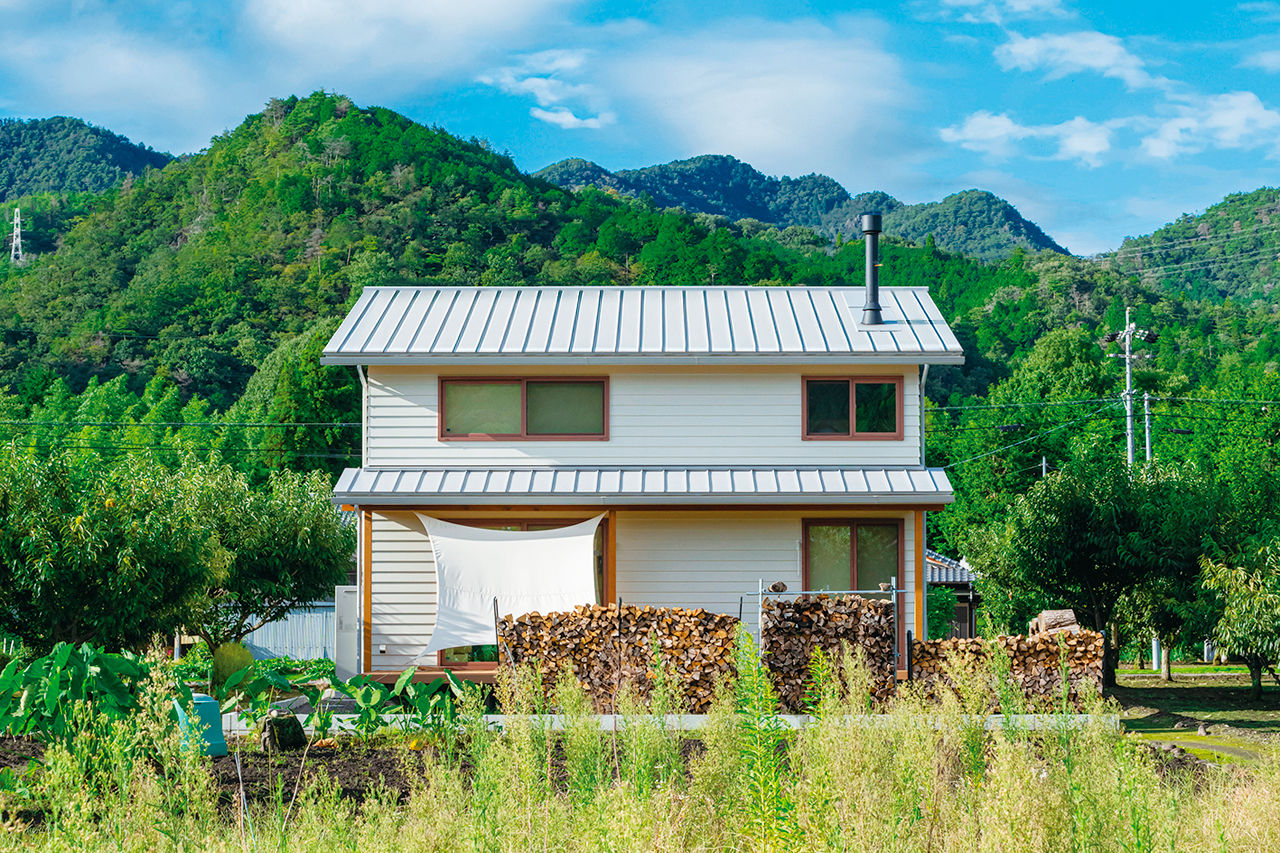 グランハウス 一級建築士事務所 【2000万円台/薪ストーブ/30坪台/3LDK/間取り図】2階の天井高に秘密有！ラフでかっこいいコテージの様な家の建築実例画像1