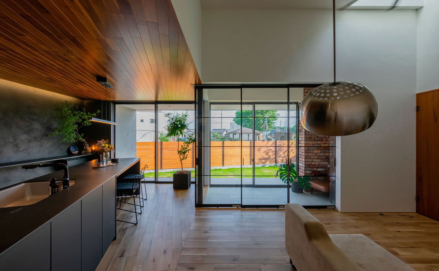 グランハウス 一級建築士事務所 【2000万円台/平屋住宅/間取り図】動線と素材感に感服！ドッグランとインナーテラス付の平屋ガレージハウスの建築実例画像2