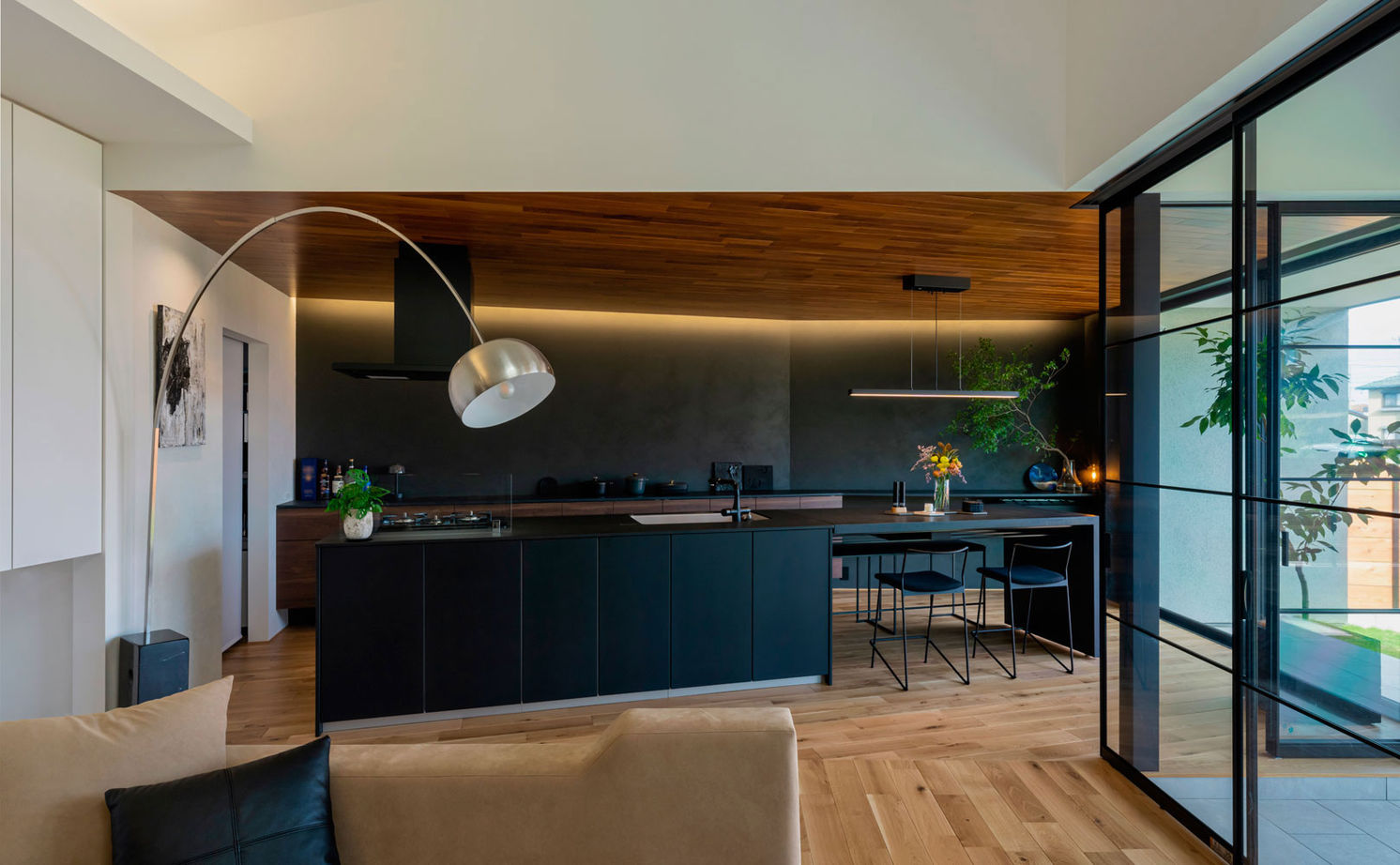 グランハウス 一級建築士事務所 【2000万円台/平屋住宅/間取り図】動線と素材感に感服！ドッグランとインナーテラス付の平屋ガレージハウスの建築実例画像3