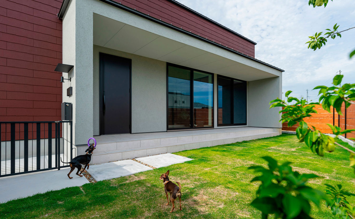 グランハウス 一級建築士事務所 【2000万円台/平屋住宅/間取り図】動線と素材感に感服！ドッグランとインナーテラス付の平屋ガレージハウスの建築実例画像4