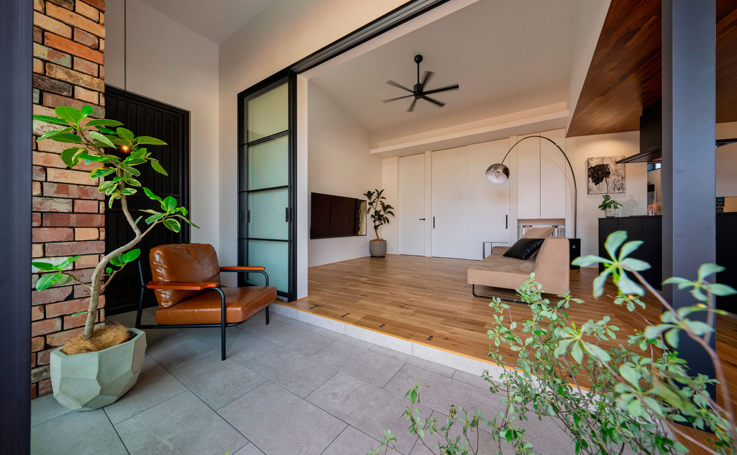 グランハウス 一級建築士事務所 【2000万円台/平屋住宅/間取り図】動線と素材感に感服！ドッグランとインナーテラス付の平屋ガレージハウスの建築実例画像5