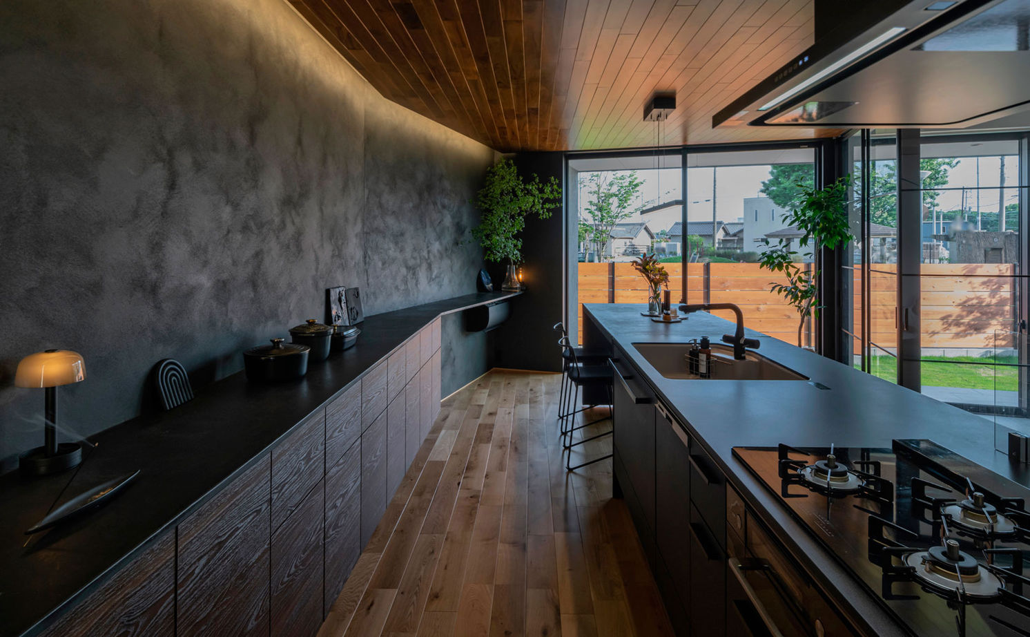 グランハウス 一級建築士事務所 【2000万円台/平屋住宅/間取り図】動線と素材感に感服！ドッグランとインナーテラス付の平屋ガレージハウスの建築実例画像6