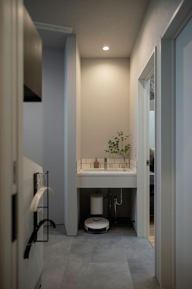 グランハウス 一級建築士事務所 【2000万円台/平屋住宅/間取り図】動線と素材感に感服！ドッグランとインナーテラス付の平屋ガレージハウスの建築実例画像9