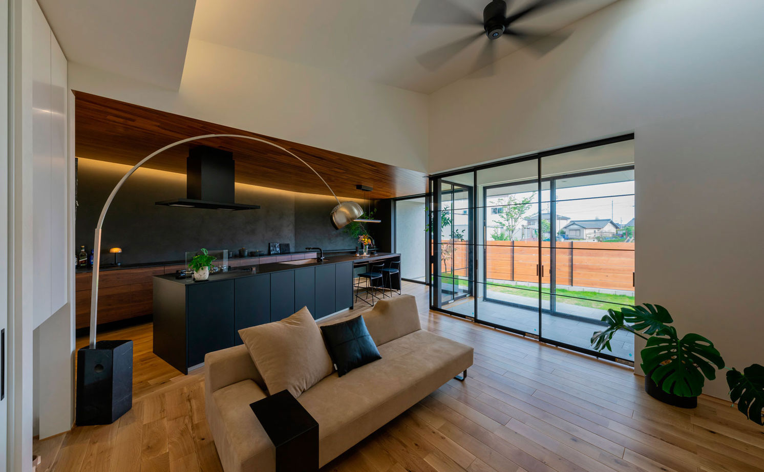 グランハウス 一級建築士事務所 【2000万円台/平屋住宅/間取り図】動線と素材感に感服！ドッグランとインナーテラス付の平屋ガレージハウスの建築実例画像15