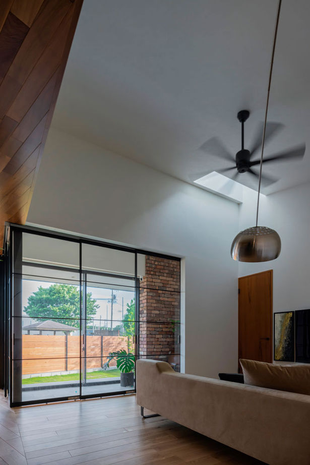 グランハウス 一級建築士事務所 【2000万円台/平屋住宅/間取り図】動線と素材感に感服！ドッグランとインナーテラス付の平屋ガレージハウスの建築実例画像16