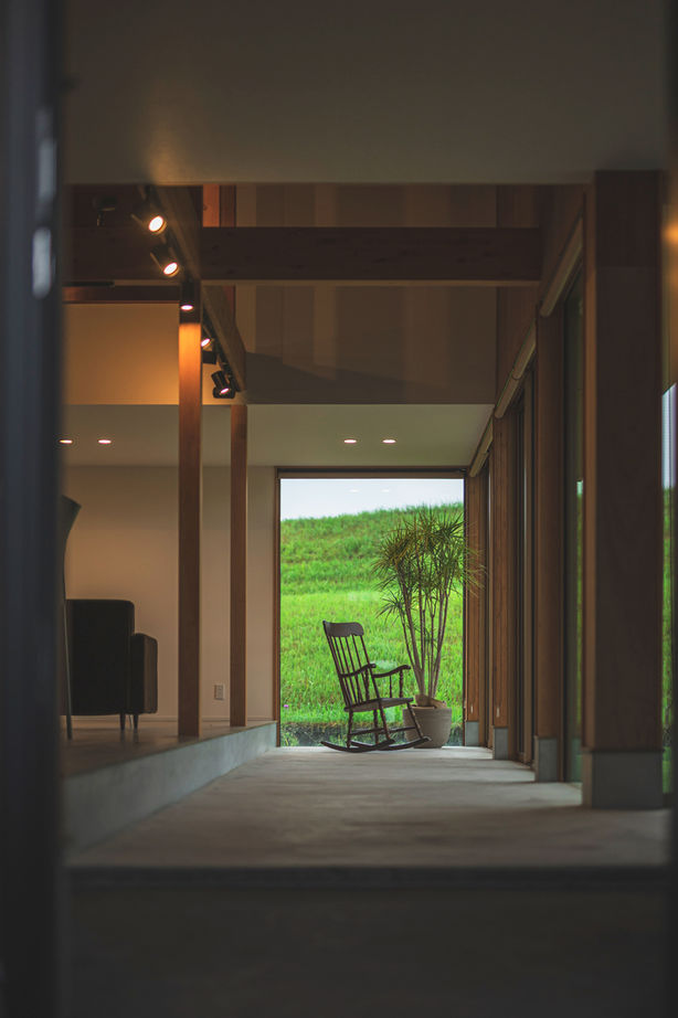 グランハウス 一級建築士事務所 【1000万円台/平屋/20坪台/1LDK/モダン/土間/間取り図】緑の眺めを取り込む絶景のL字型のコンパクトな平屋の建築実例画像5