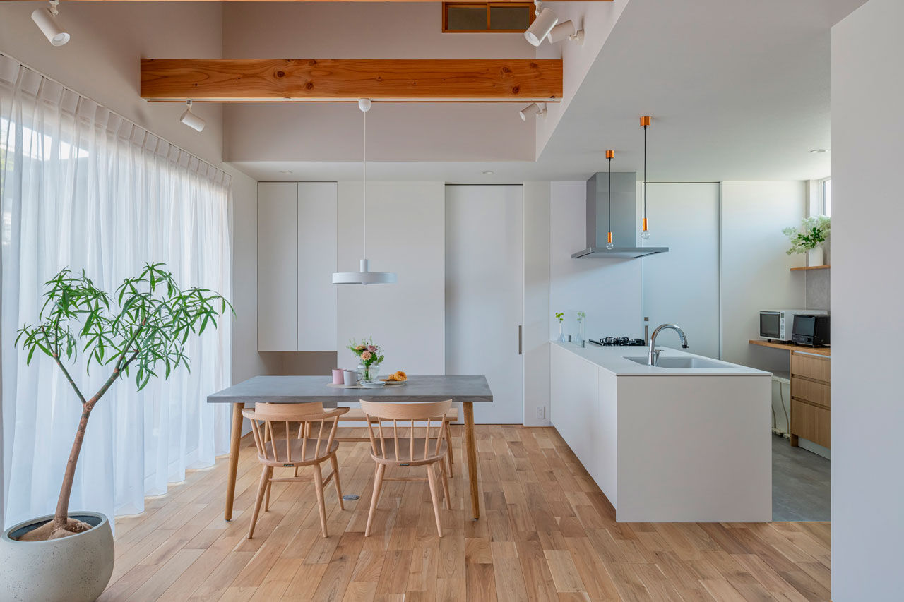 グランハウス 一級建築士事務所 【1000万円台/20坪台/平屋/間取り図】クルミの床と照明が映える！白・グレーの上品インテリアを楽しむ平屋の建築実例画像3