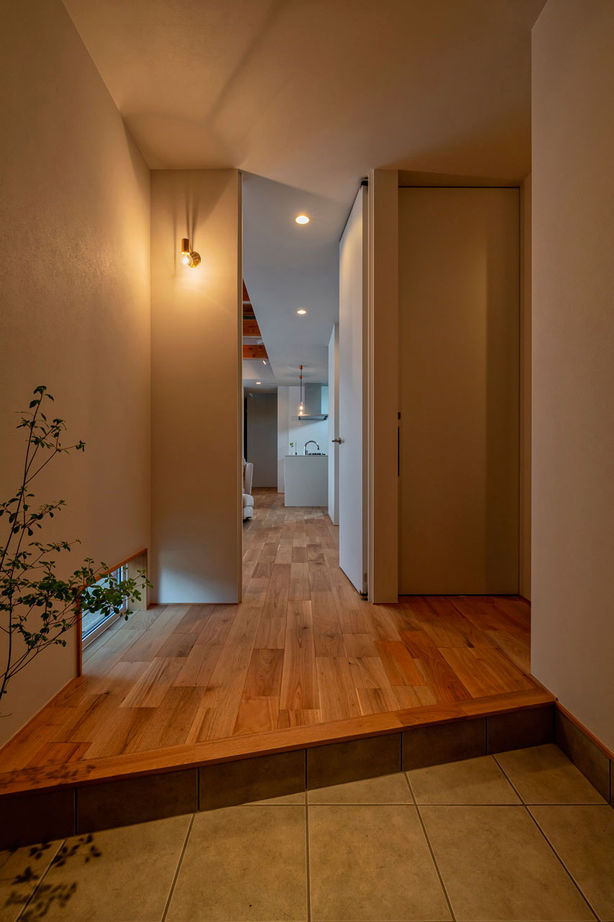 グランハウス 一級建築士事務所 【1000万円台/20坪台/平屋/間取り図】クルミの床と照明が映える！白・グレーの上品インテリアを楽しむ平屋の建築実例画像5