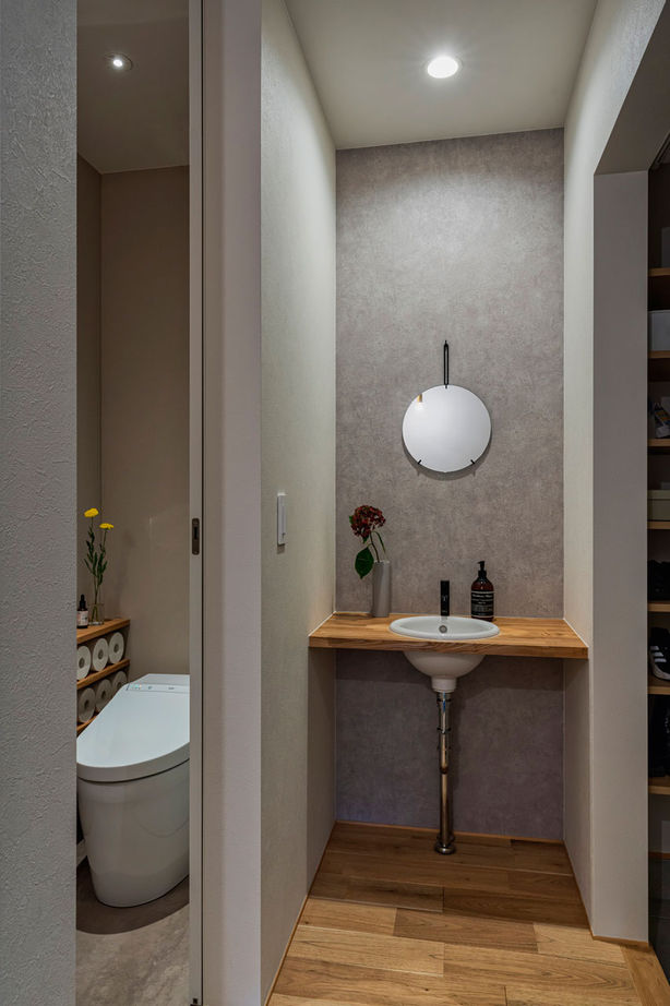 グランハウス 一級建築士事務所 【1000万円台/20坪台/平屋/間取り図】クルミの床と照明が映える！白・グレーの上品インテリアを楽しむ平屋の建築実例画像6