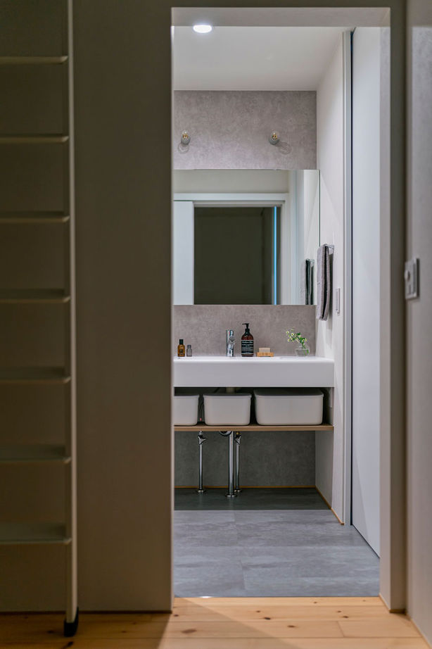 グランハウス 一級建築士事務所 【1000万円台/20坪台/平屋/間取り図】クルミの床と照明が映える！白・グレーの上品インテリアを楽しむ平屋の建築実例画像10