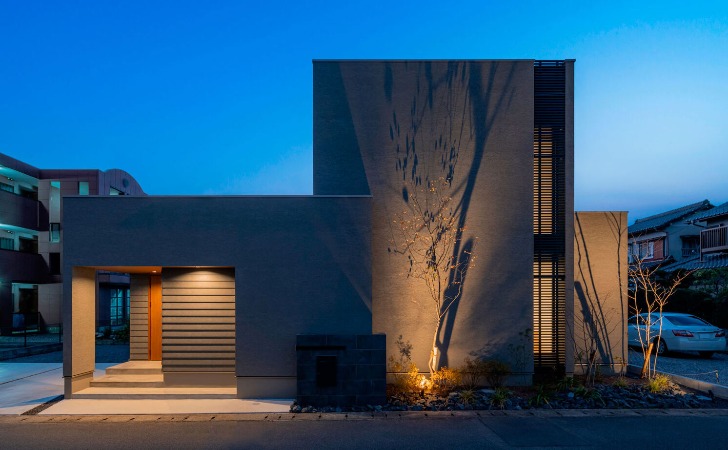 グランハウス 一級建築士事務所 【2000万円台/平屋風/注文住宅/間取り図】洗練されたグレーのBOXの家。コの字を描く平屋風で中庭を満喫の建築実例画像1