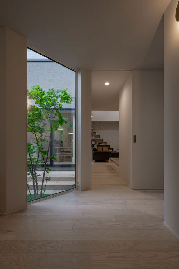 グランハウス 一級建築士事務所 【2000万円台/平屋風/注文住宅/間取り図】洗練されたグレーのBOXの家。コの字を描く平屋風で中庭を満喫の建築実例画像3