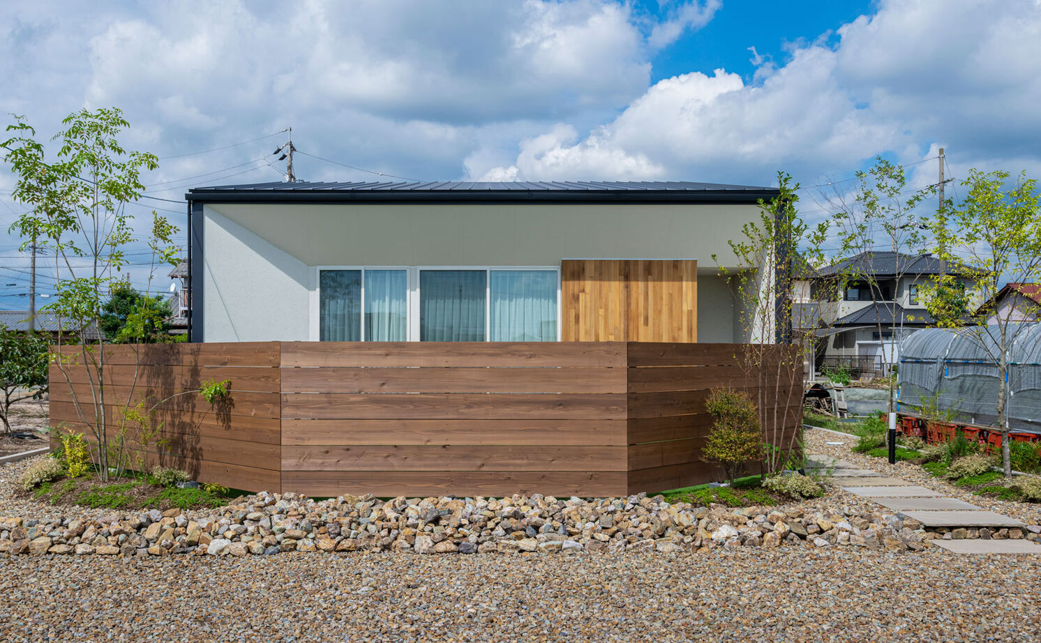 グランハウス 一級建築士事務所 【2000万円台/平屋/間取り図/注文住宅】グレイッシュカラーが映えるシックな平屋。ロフトと2つの庭で開放感の建築実例画像1