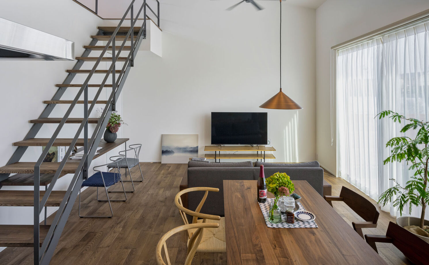 グランハウス 一級建築士事務所 【2000万円台/平屋/間取り図/注文住宅】グレイッシュカラーが映えるシックな平屋。ロフトと2つの庭で開放感の建築実例画像4