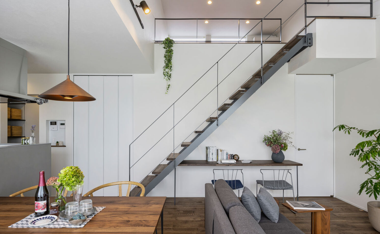 グランハウス 一級建築士事務所 【2000万円台/平屋/間取り図/注文住宅】グレイッシュカラーが映えるシックな平屋。ロフトと2つの庭で開放感の建築実例画像5