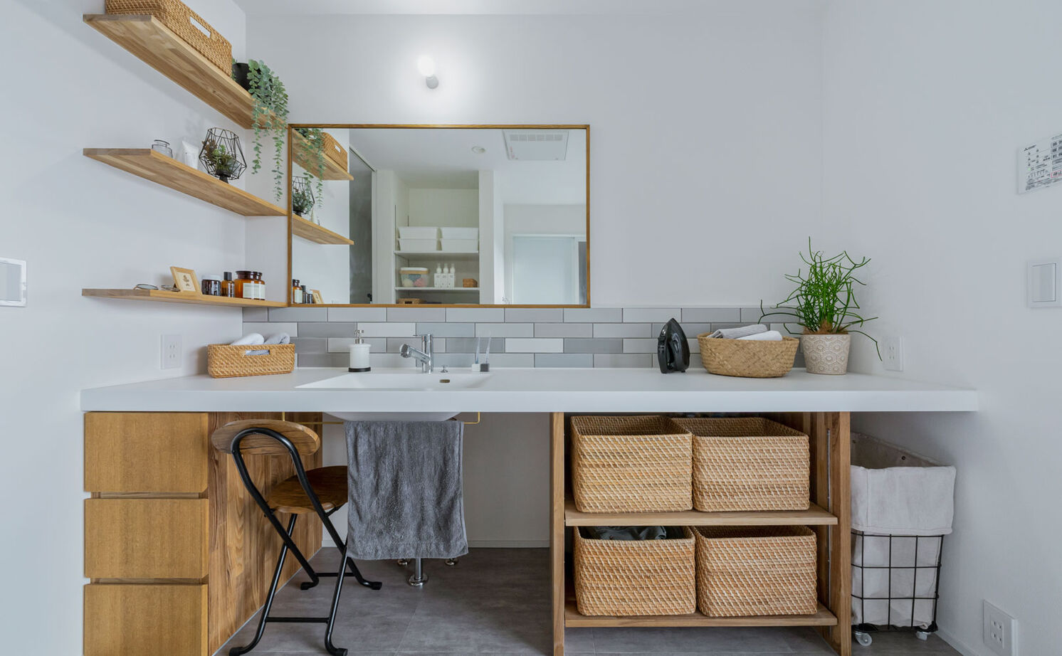 グランハウス 一級建築士事務所 【2000万円台/平屋/間取り図/注文住宅】グレイッシュカラーが映えるシックな平屋。ロフトと2つの庭で開放感の建築実例画像7