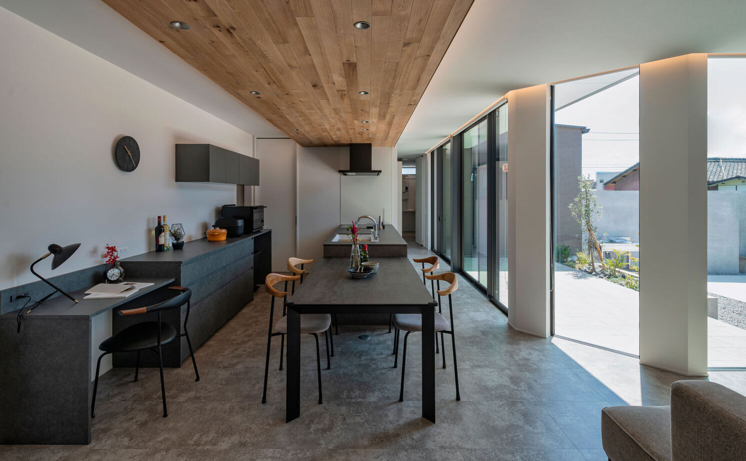 グランハウス 一級建築士事務所 【平屋/中庭/3LDK/間取り図】マテリアルの質感が彩る、ホテルライクな平屋。バーベキューテラスで寛ぐ休日の建築実例画像2