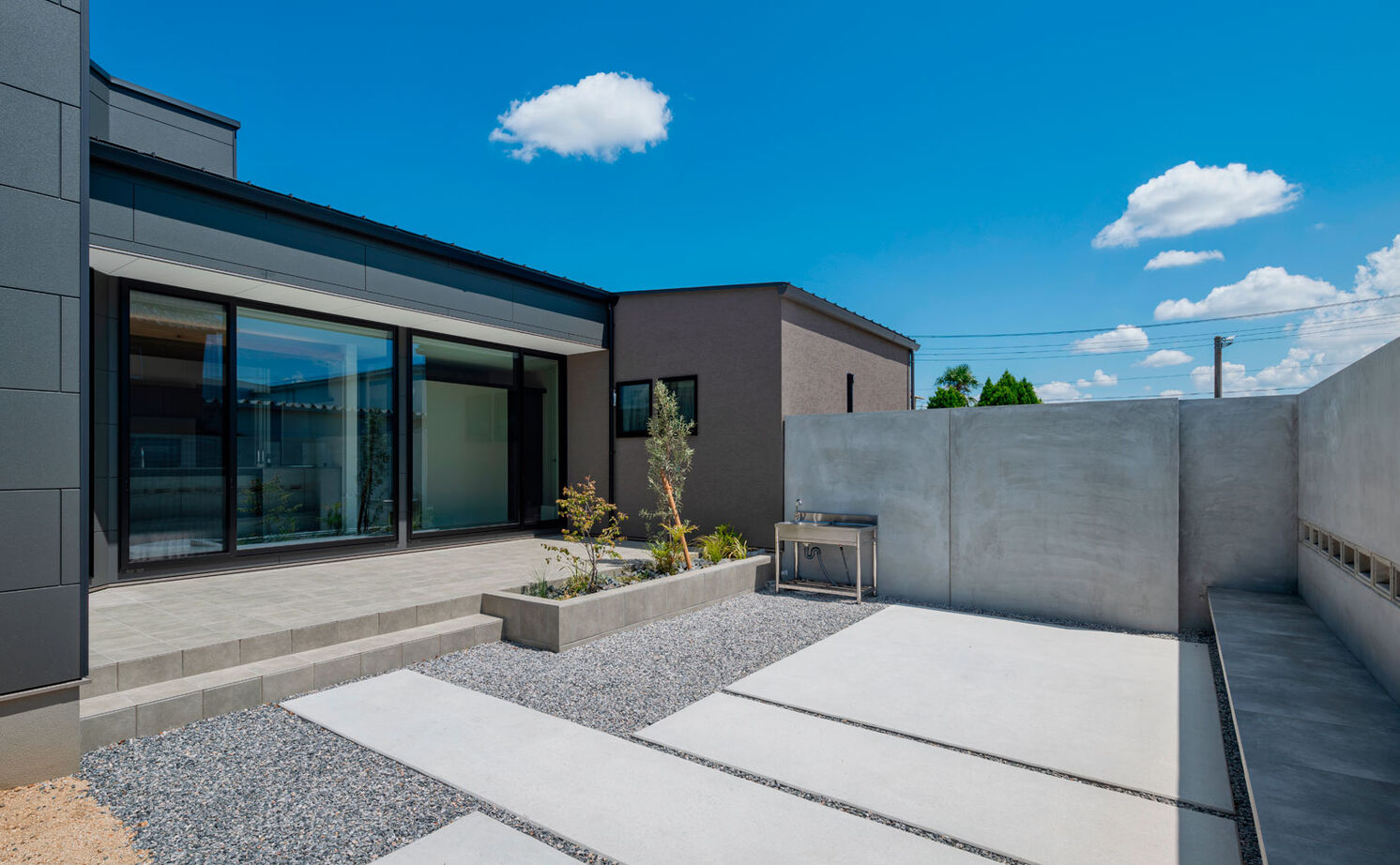 グランハウス 一級建築士事務所 【平屋/中庭/3LDK/間取り図】マテリアルの質感が彩る、ホテルライクな平屋。バーベキューテラスで寛ぐ休日の建築実例画像6