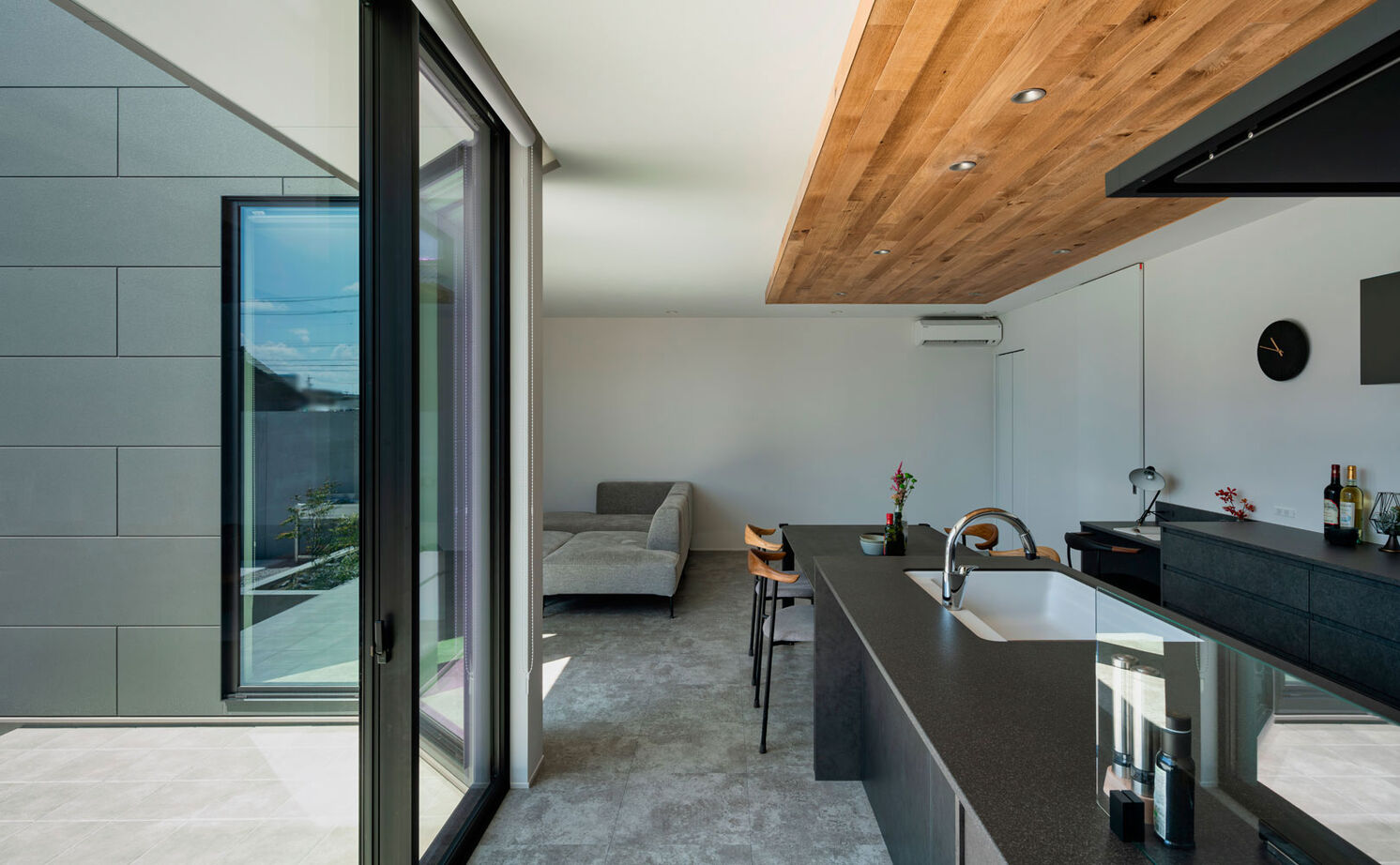 グランハウス 一級建築士事務所 【平屋/中庭/3LDK/間取り図】マテリアルの質感が彩る、ホテルライクな平屋。バーベキューテラスで寛ぐ休日の建築実例画像7