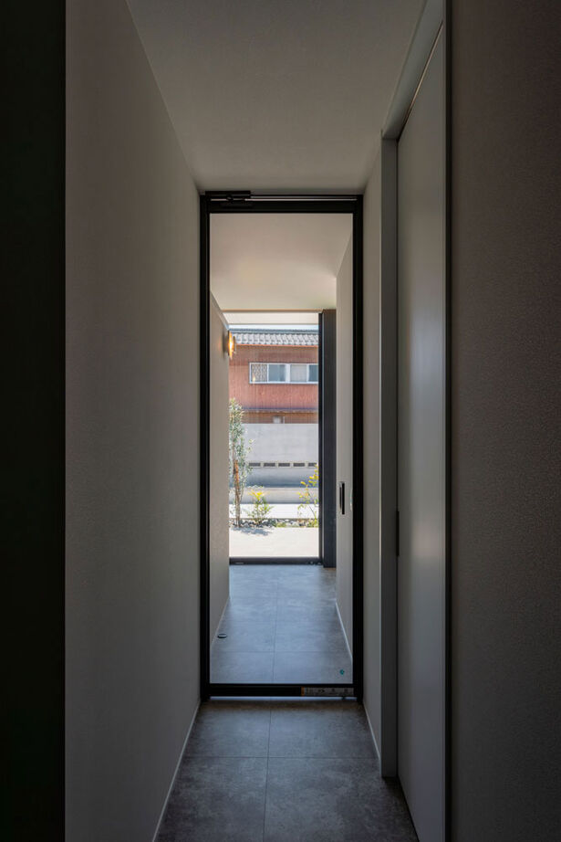 グランハウス 一級建築士事務所 【平屋/中庭/3LDK/間取り図】マテリアルの質感が彩る、ホテルライクな平屋。バーベキューテラスで寛ぐ休日の建築実例画像9