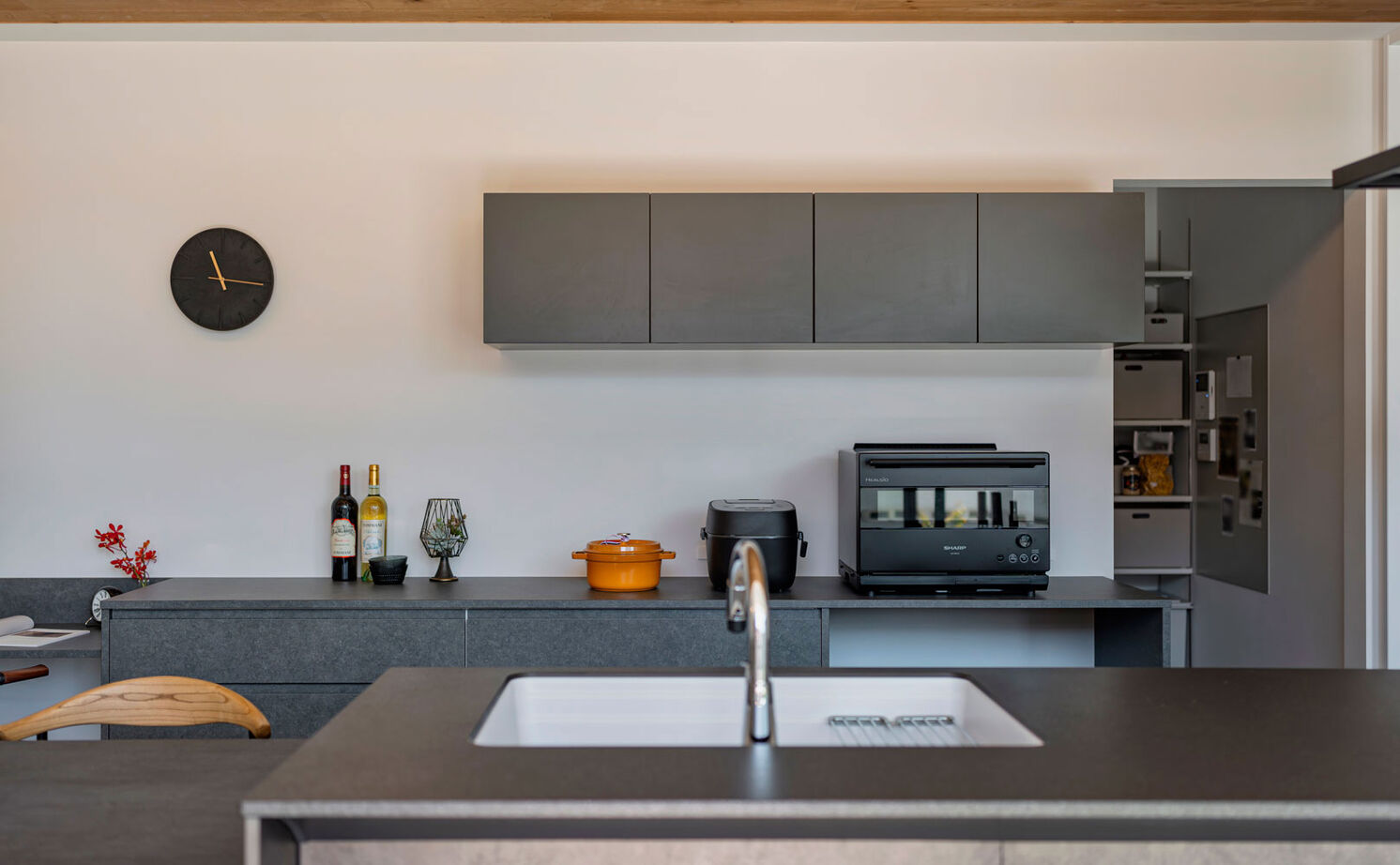 グランハウス 一級建築士事務所 【平屋/中庭/3LDK/間取り図】マテリアルの質感が彩る、ホテルライクな平屋。バーベキューテラスで寛ぐ休日の建築実例画像11