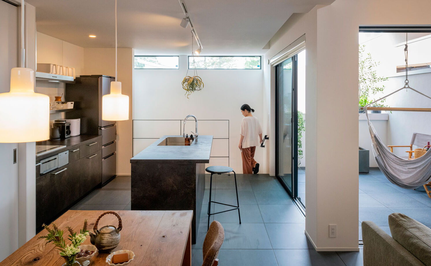 グランハウス 一級建築士事務所 【2000万円台/2階リビング/37坪】2階に上がるとヴィラの寛ぎ感！技ありの窓から、爽やかな光が広がる家の建築実例画像1