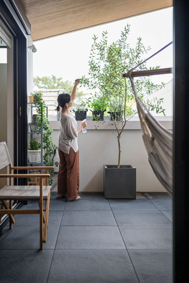 グランハウス 一級建築士事務所 【2000万円台/2階リビング/37坪】2階に上がるとヴィラの寛ぎ感！技ありの窓から、爽やかな光が広がる家の建築実例画像3