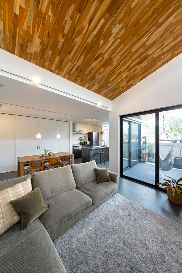 グランハウス 一級建築士事務所 【2000万円台/2階リビング/37坪】2階に上がるとヴィラの寛ぎ感！技ありの窓から、爽やかな光が広がる家の建築実例画像4