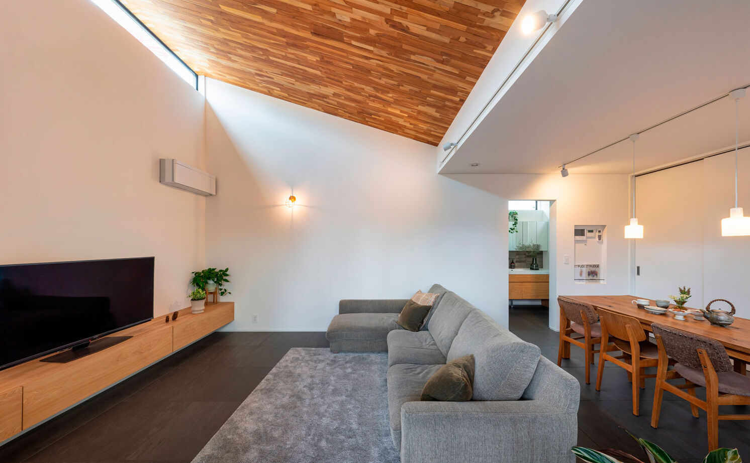 グランハウス 一級建築士事務所 【2000万円台/2階リビング/37坪】2階に上がるとヴィラの寛ぎ感！技ありの窓から、爽やかな光が広がる家の建築実例画像5